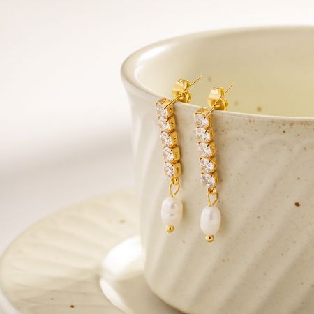 Pendientes de Borlas de Perlas de Agua Dulce y Circonitas CZ de Acero Inoxidable - Un par de elegantes pendientes de borlas de acero inoxidable que presentan perlas de agua dulce brillantes y piedras de circonita cúbica centelleantes, exhibidos sobre un fondo limpio y minimalista.