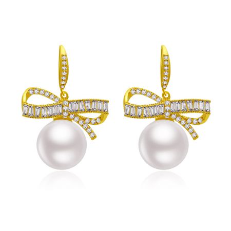 Pendientes de Perla de 12MM con Lazo de CZ - Vista frontal de los Pendientes de Perla de 12MM con Lazo de CZ, exhibiendo el diseño de lazo chapado en oro adornado con brillantes circonios cúbicos y una gran perla de vidrio suave de 12mm.