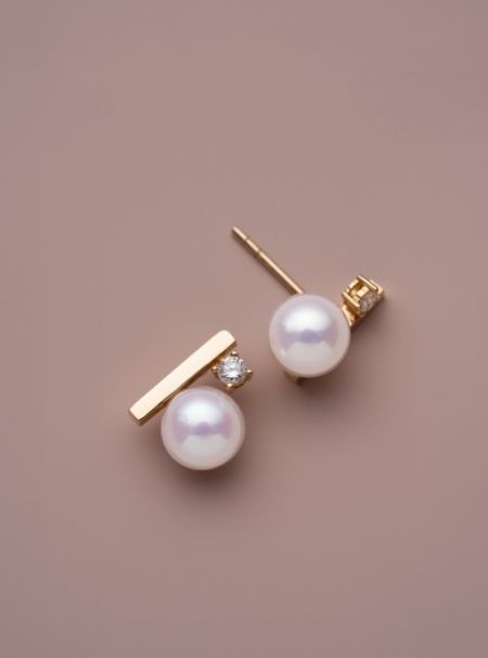 Orecchini a perla in argento sterling 925 - Un paio di eleganti orecchini a perla in argento sterling 925 con placcatura in oro, che mostrano un design classico perfetto per collezioni di gioielli all'ingrosso.