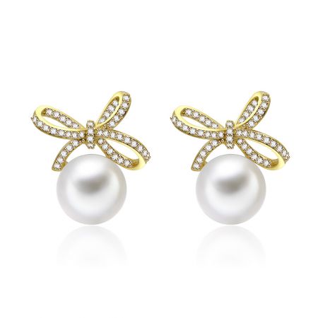 Boucles d'oreilles pendantes en or perlé. - Boucles d'oreilles pendantes en or perlé avec des perles blanches et des dessus en nœud en or et en zircon cubique élégants.