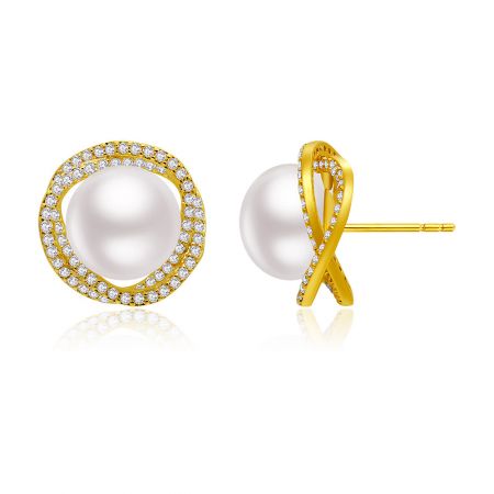 Vue latérale de la boucle d'oreille en perles florales plaquées or, mettant en valeur les détails en zircon cubique sertis pavé.