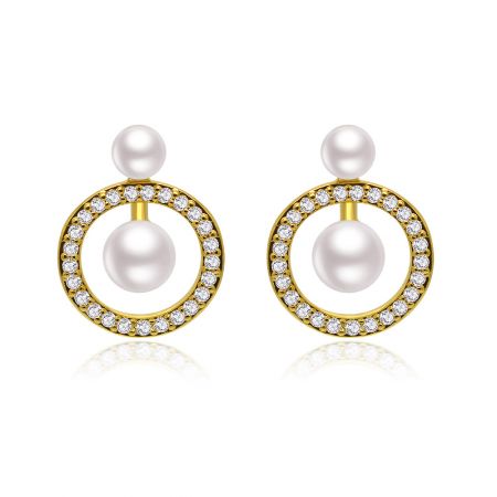 Pendientes circulares con perlas y barra - Un par de aretes circulares con barra de perlas y chapado en oro, que muestran un diseño circular con perlas blancas y detalles brillantes de circonita cúbica sobre un fondo blanco.