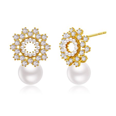 Profil latéral de la boucle d'oreille en perles de 10MM mettant en valeur la combinaison de perles et de pierres précieuses dans un cadre en or.
