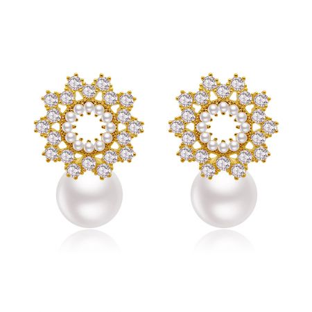 Pendiente de perla de 10MM con flor. - Un par de pendientes de perla de 10MM con flor con un acabado chapado en oro, que presenta un diseño floral con circonitas cúbicas rosas y una gran perla blanca.