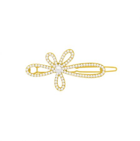 Pasador de Cabello con Flor de Perla - Un primer plano del pasador de cabello con forma de flor de perla, mostrando su intrincado diseño floral dorado adornado con perlas blancas brillantes.