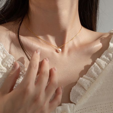 Close-up of the gold 925 silver single pearl snake chain choker necklace.