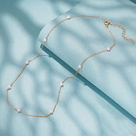 Collar de cadena de pequeñas perlas de 3 mm de plata esterlina 925. - Primer plano de un collar de cadena de plata esterlina 925 con pequeñas perlas de 3 mm, mostrado en un acabado dorado radiante.