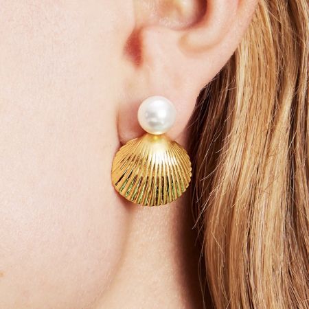 Aretes de perla única en forma de concha de oro de acero inoxidable (5 pares) - Un primer plano de un arete de perla única en forma de concha de oro de acero inoxidable, mostrando su diseño detallado y acabado brillante.