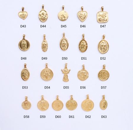 Ciondoli e pendenti religiosi personalizzati placcati in oro 18K - Una straordinaria collezione di pendenti e ciondoli religiosi personalizzati placcati in oro 18K, che mostrano vari design simbolici disponibili all'ingrosso da JR Fashion Accessories.