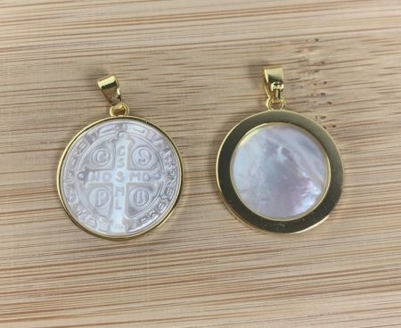 Vista ravvicinata di due pendenti d'oro personalizzati, uno con un medaglione d'argento e l'altro con una pietra di madreperla lucente.