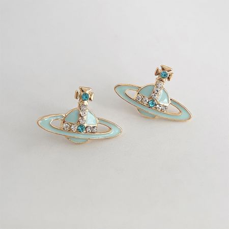 ラインストーン付き淡い青のエナメル惑星スタッドピアス(5ペアセット) - 淡い青のエナメルときらめくラインストーンのディテールを持つ金メッキの惑星スタッドピアスのペア、5ペアセットの一部。