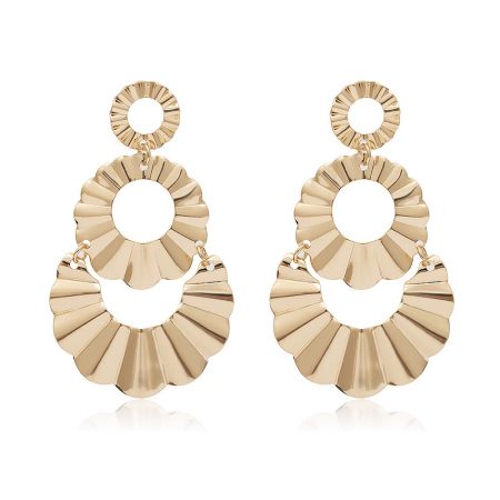 Boucles d'oreilles longues rondes. - Une paire de boucles d'oreilles longues rondes (JRE-006) avec un design plaqué or fait à la main, comportant des composants plissés et interconnectés sur un fond blanc.