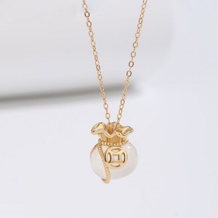Collar con colgante de bolsa de la suerte de oro de plata esterlina 925. - Un primer plano de un collar de plata esterlina 925 con un delicado colgante de bolsa de la suerte (fukubukuro) bañado en oro, simbolizando buena fortuna.