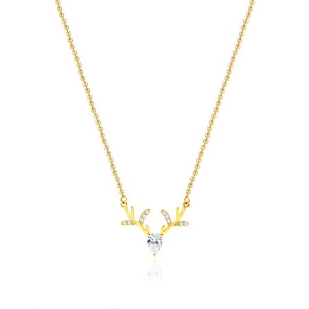 Collar de Ciervo Dorado - Primer plano del Collar de Ciervo Dorado, mostrando el colgante en forma de reno con un gran zirconia cúbica en forma de lágrima y piedras más pequeñas en los cuernos.