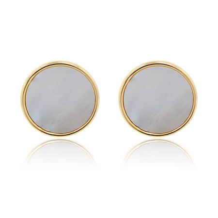 Clous d'oreilles en forme de disque rond plaqué or - Une paire de clous d'oreilles en forme de disque rond plaqué or avec des incrustations de coquillage blanc, présentée sur un fond blanc propre.