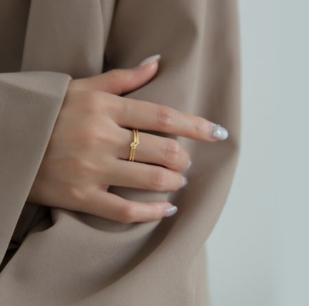 L'elegante anello a nodo in argento sterling 925 indossato sul dito di una donna, evidenziando il suo design aperto e confortevole.