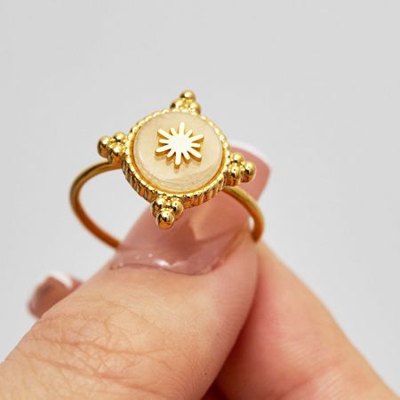Outro design do conjunto de anéis ajustáveis, apresentando uma pedra bege com um delicado motivo de flor.
