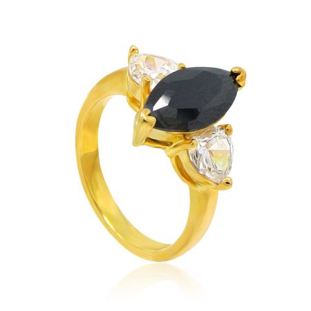 Vue en angle de la bague en or marquise cœur noir et blanc, montrant le profil de l'anneau et l'éclat des pierres en zircon cubique.