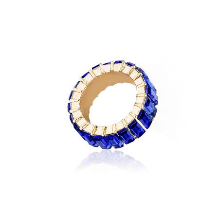 Zijaanzicht van de eeuwigheidsring met de blauwe en witte edelsteenindeling.