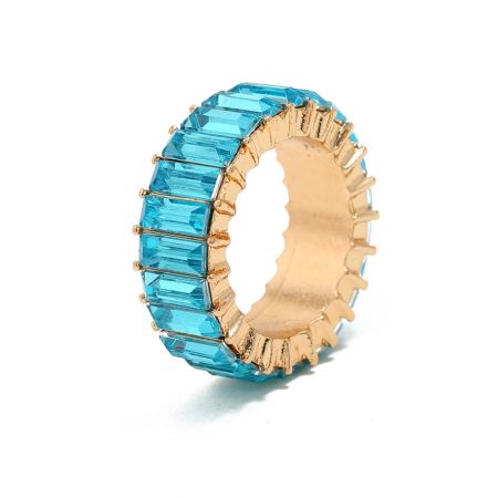 Detailopname van de eeuwigheidsring met de schitterende blauwe cubic zirconia stenen.