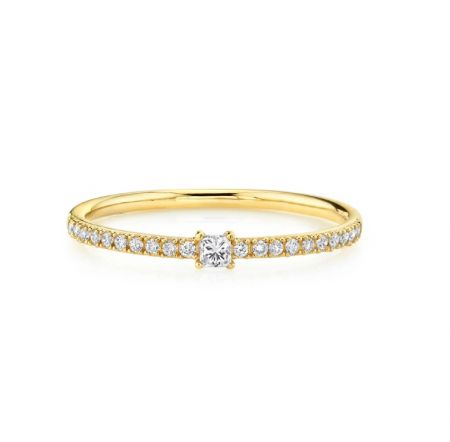 Anello nuziale in argento sterling 925 - Un primo piano dell'anello nuziale JRS-047 in argento sterling 925, con una pietra centrale in zirconia cubica e una fascia placcata in oro.