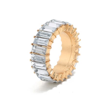 Detailopname van de eeuwigheidsring met de heldere, diamantachtige cubic zirconia stenen.