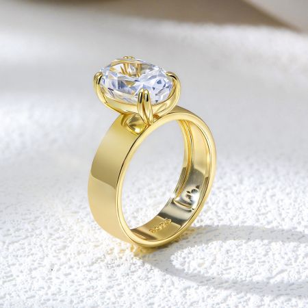 Toma detallada del engaste de cuatro garras que sostiene la brillante piedra de zirconia cúbica ovalada.