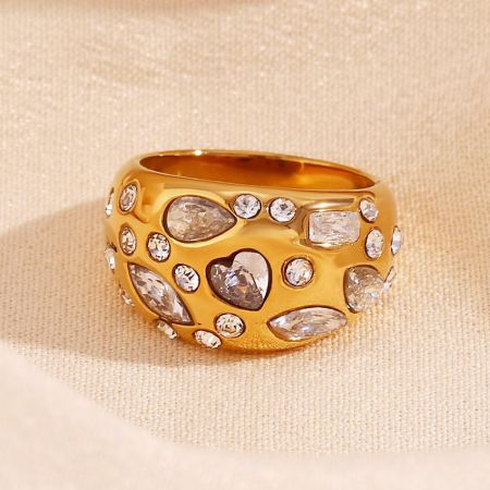 Gedetailleerd uitzicht op de vergulde zirkon hartdome ring die zijn pave-instelling toont.