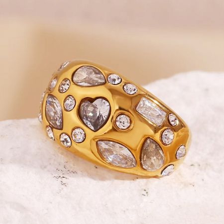 Een duidelijke opname van de pave zirkon hartdome ring, die de verschillende vormen van de edelstenen toont.