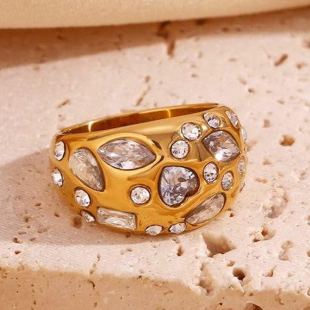 Productfoto van de 18K vergulde roestvrijstalen dome ring op een neutrale achtergrond.