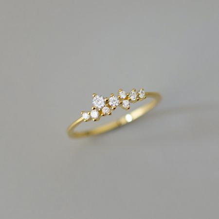 Un autre angle de la bague étoilée plaquée or.