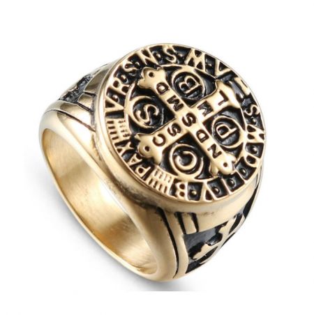 Anillo Vikingo Nórdico para Hombres - Primer plano del Anillo Vikingo Nórdico para hombres en un acabado dorado, con un intrincado patrón en forma de cruz simbólico del arte vikingo.