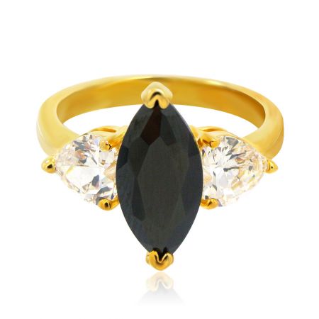 Anillo de Corazón Negro y Blanco Marquise con Oro - Primer plano del Anillo de Corazón Negro y Blanco Marquise con Oro, exhibiendo el corte marquise negro central y las piedras de circonio cúbico en forma de corazón blanco en una banda de oro pulido.