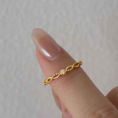 Bague ouverte en dentelle simple en argent 925 avec zircon brillant. - Gros plan sur une élégante bague en dentelle en argent 925 avec finition or, dotée d'une pierre zircon scintillante. Faisant partie d'un ensemble de cinq bagues ajustables.