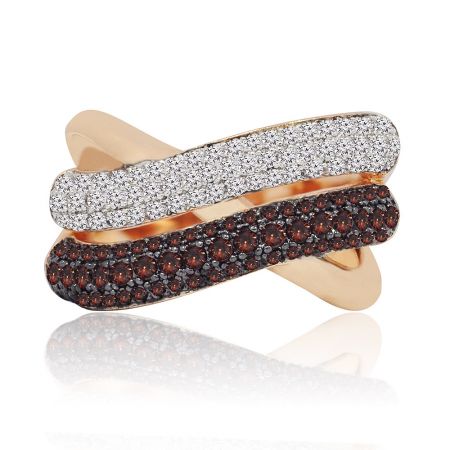 Kruispatroon Zwarte Heldere CZ Bandring - Een close-up van de bandring met kruispatroon, die de kruisende banden van heldere en donkerrode cubic zirconia stenen op een vergulde basis toont.