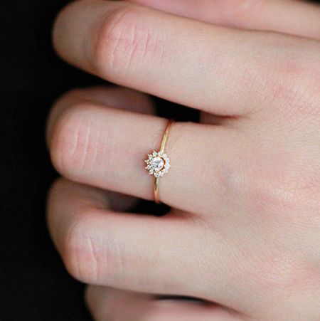 金メッキのひまわりリングの角度を変えたショットで、その素晴らしいセンターピースを紹介。