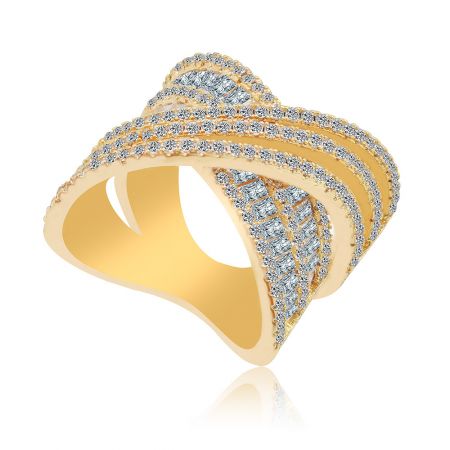 Primer plano detallado del anillo de banda cruzada de CZ transparente, destacando el diseño de múltiples capas y las brillantes piedras de circonio cúbico.