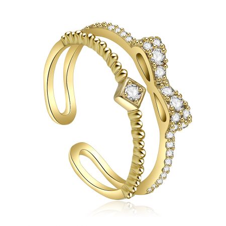 Anillo de lazo de doble alambre de la colección Love & Heart Fashion. - Primer plano del Love & Anillo con lazo de alambre doble Heart Fashion, que muestra su intrincado diseño chapado en oro y brillantes piedras de circonita cúbica.