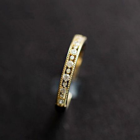 Photo détaillée d'une seule bague en zircon doré de l'ensemble.