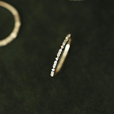 Une photo macro mettant en avant les détails complexes en zircon sur l'une des bagues plaquées or.