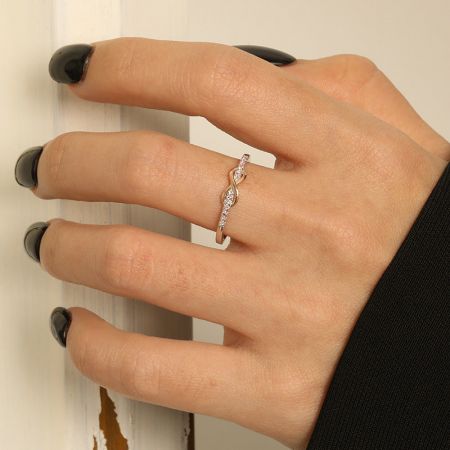 女性の手に着用されたエターナルラブ無限リング、その優雅なフィット感を強調。