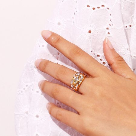 Roestvrijstalen 18K vergulde pave zirkon hartdome ringen (Set van 5) - De hand van een vrouw die de elegante roestvrijstalen 18K vergulde pave zirkon hartdome ring toont, met nadruk op het ingewikkelde ontwerp en de sprankelende zirkonia stenen.