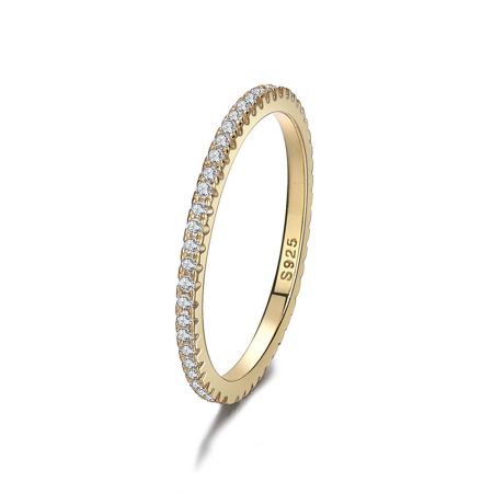 Gros plan détaillé de la bague éternité en argent sterling 925 ton or, montrant le tampon S925 et les brillantes pierres CZ.