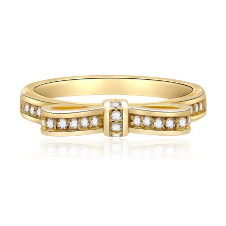 Anelli a nodo a fiocco in oro e argento sterling. - Un primo piano dell'anello a nodo a fiocco in oro e argento sterling, che mostra il suo design unico a tre sezioni e le scintillanti pietre di zirconia cubica.