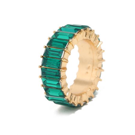 Detailopname van de eeuwigheidsring met de smaragdgroene cubic zirconia stenen.