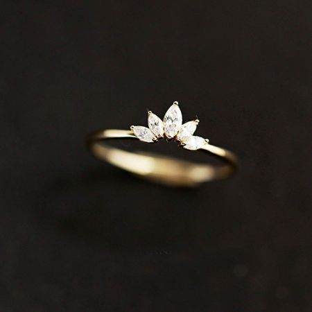 Anello in petali di loto floreali in argento sterling 925 (Set di 5) - Primo piano di un anello in argento sterling 925 con placcatura in oro, progettato a forma di petalo di loto con cinque gemme chiare scintillanti.