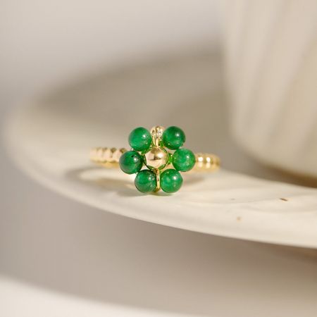 En annan unik ringdesign från setet, med gröna pärlor.