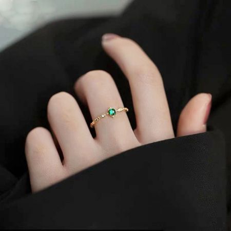 Close-up of the gold-plated 925 silver ring with a vibrant emerald zircon.