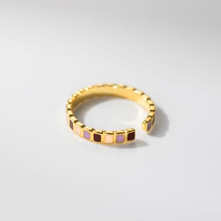 Ansicht von oben auf den vergoldeten Ring aus Sterlingsilber, der das minimalistische geometrische Farbblockdesign hervorhebt.