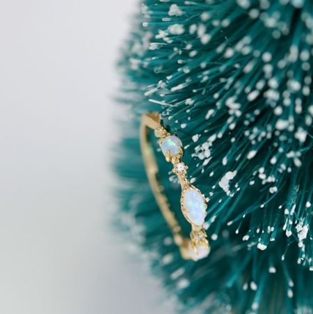 Anello in opale di pietra gemma in argento sterling 925 - Un anello in opale di pietra gemma in argento sterling 925 splendidamente lavorato con placcatura in oro, caratterizzato da tre affascinanti pietre di opale su uno sfondo contrastante.